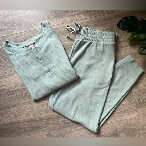 Victoria’s Secret Glow Waffle Henley Jogger Pants and Henley top Mint Green SZ M - Picture 2 of 16